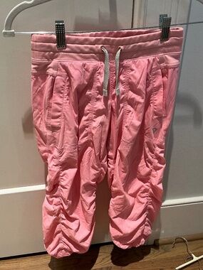 Ivivva lululemon girls Dance Studio jogger crop Pant Size 12 light pink